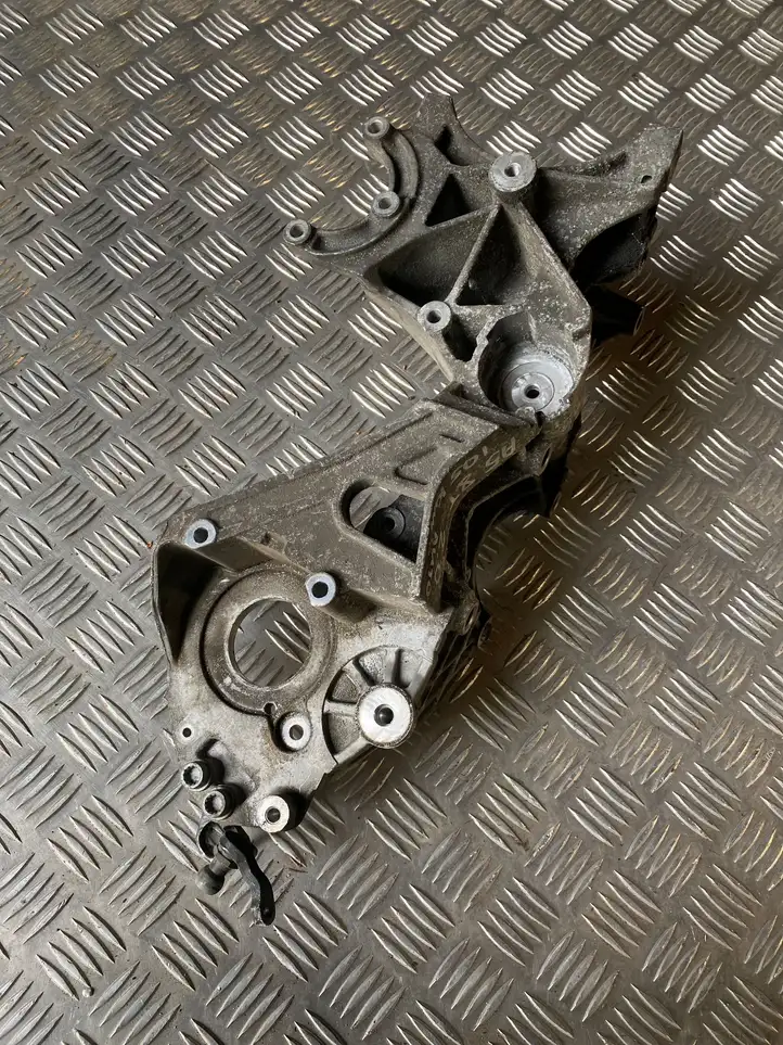 Audi A5 8T 8F (2007 - 2011) 03L903143H Кронштейн генератора — фото 2