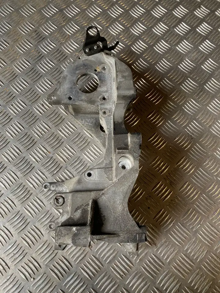 Audi A5 8T 8F (2007 - 2011) 03L903143H Кронштейн генератора — фото 3