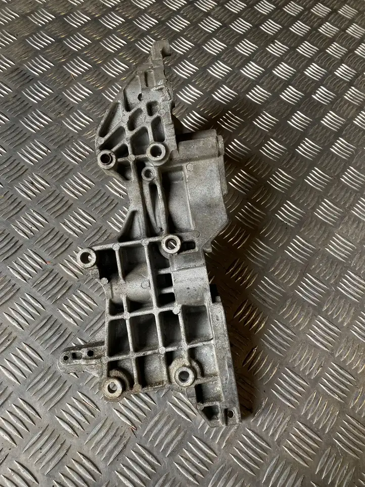 Audi A1 (2010 - 2014) 03L903143Q Кронштейн генератора — фото 3