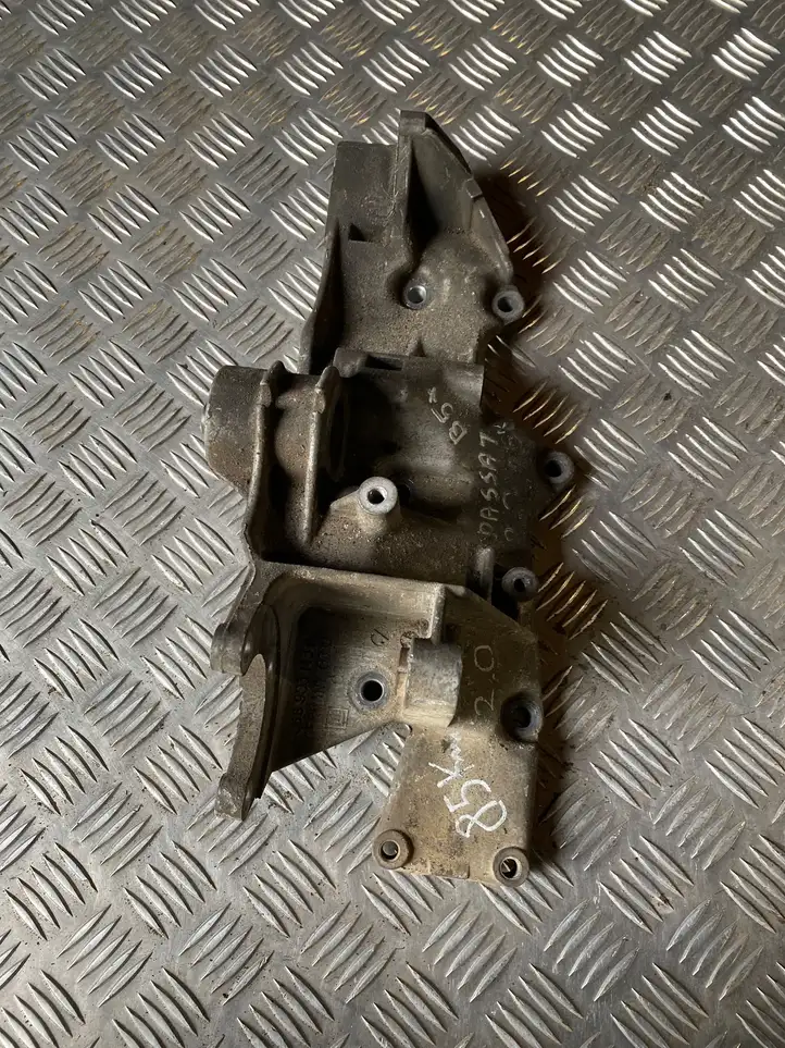 Volkswagen PASSAT B5.5 (2001 - 2005) 06B903143K Кронштейн компрессора кондиционера воздуха — фото 1
