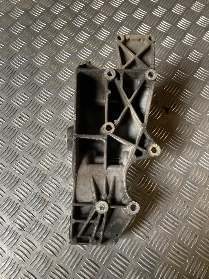 Volkswagen PASSAT B5.5 (2001 - 2005) 06B903143K Кронштейн компрессора кондиционера воздуха — фото 3