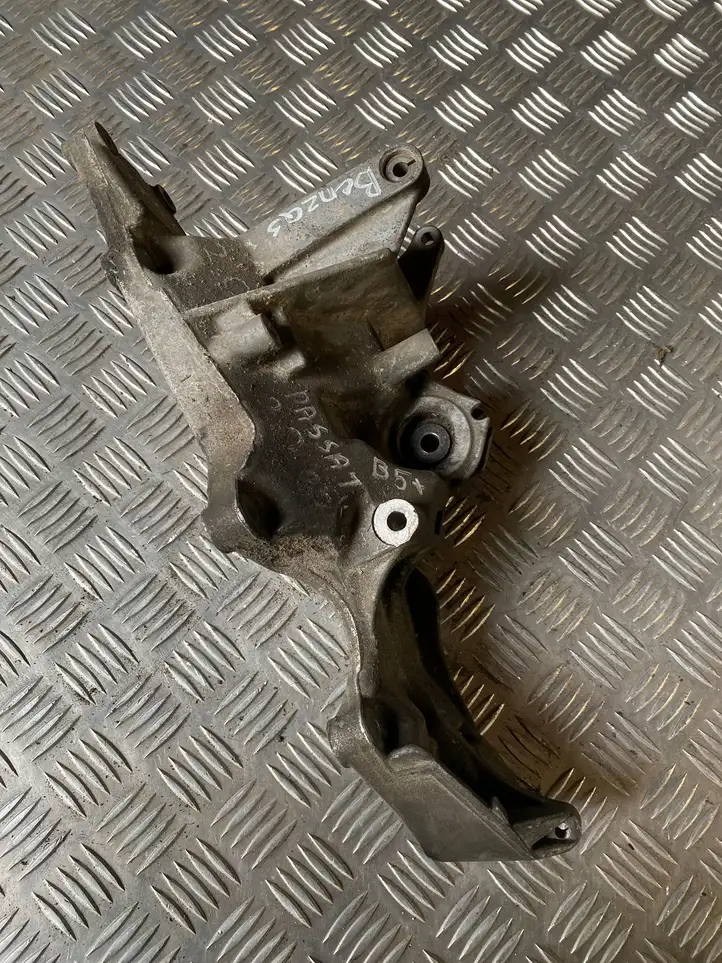 Volkswagen PASSAT B5.5 (2001 - 2005) 06B903143K Кронштейн компрессора кондиционера воздуха — фото 4
