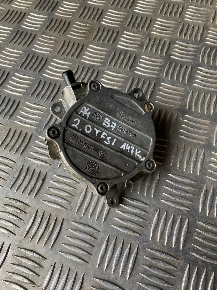 Audi A4 S4 B7 8E 8H (2004 - 2009) 06D145100E Вакуумный насос — фото 1