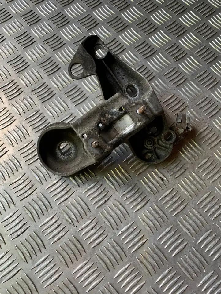 Audi A4 S4 B7 8E 8H (2004 - 2009) 8E0199352F Кронштейн двигателя — фото 2