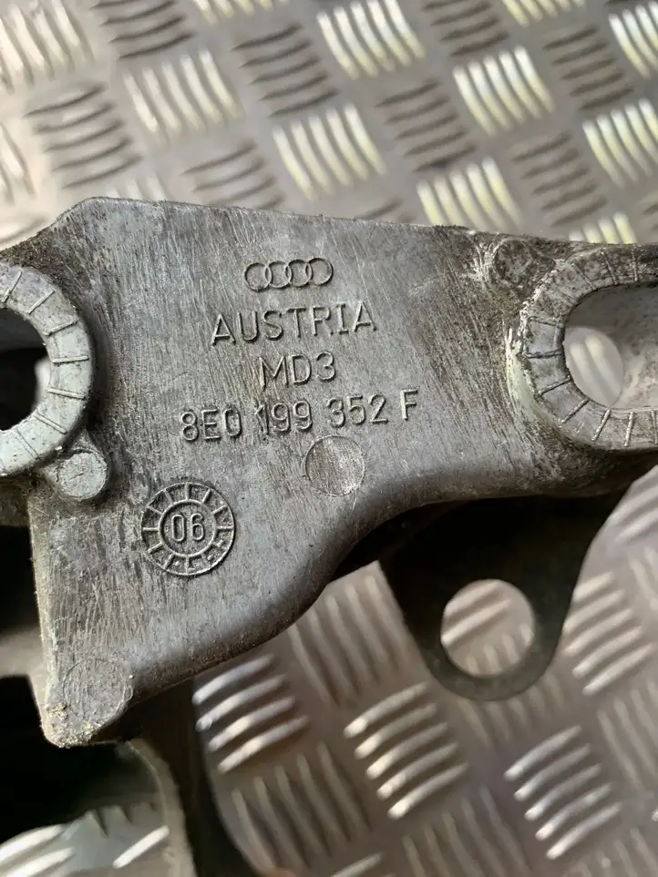 Audi A4 S4 B7 8E 8H (2004 - 2009) 8E0199352F Кронштейн двигателя — фото 4