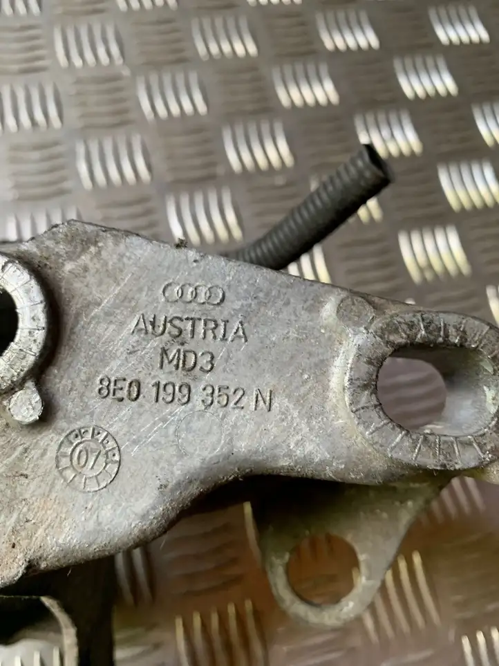 Audi A4 S4 B7 8E 8H (2004 - 2009) 8E0199352N Кронштейн двигателя — фото 4