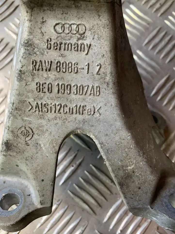 Audi A4 S4 B7 8E 8H (2004 - 2009) 8E0199307AB Кронштейн двигателя — фото 4