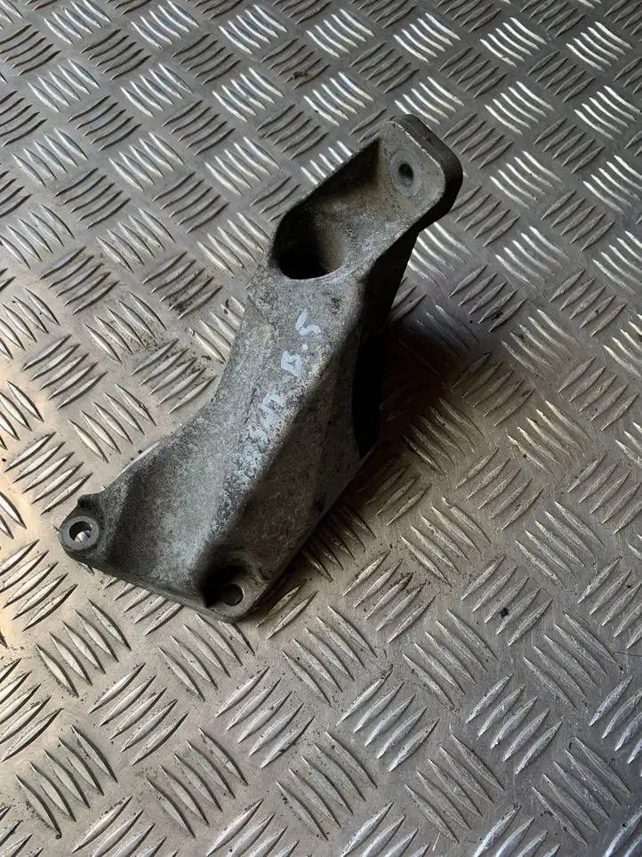 Volkswagen PASSAT B5.5 (2001 - 2005) 8D0199307P Кронштейн двигателя — фото 1