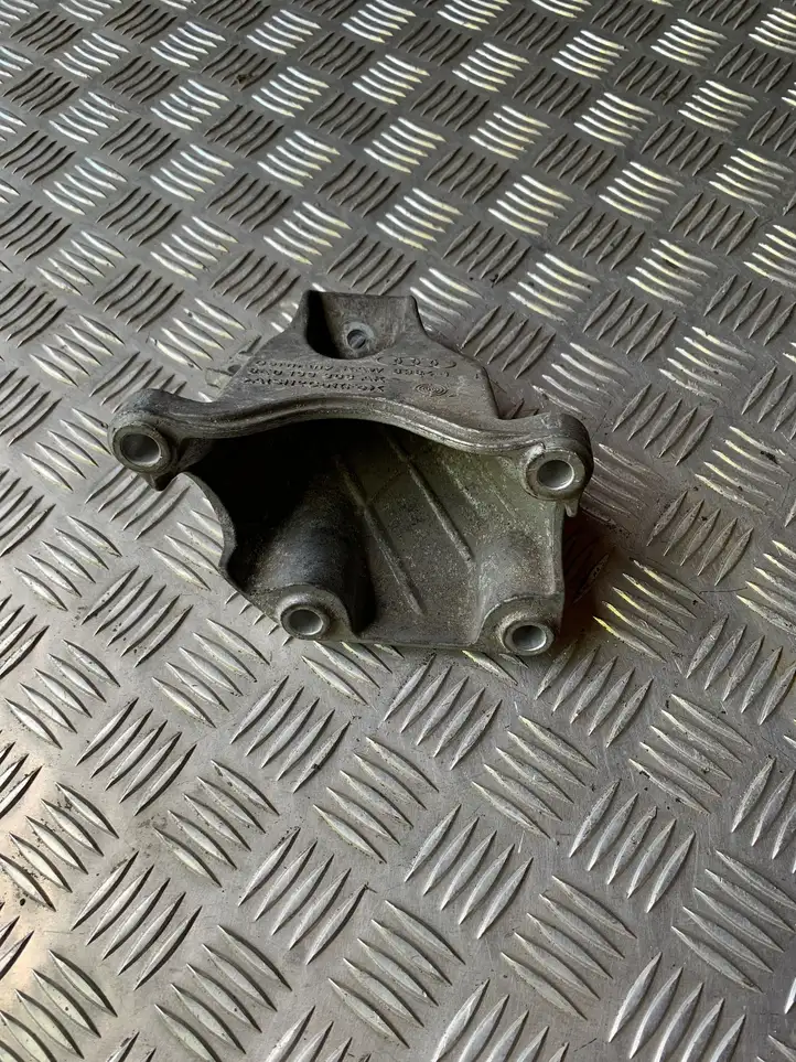 Audi A4 S4 B7 8E 8H (2004 - 2009) 8E0199308AK Кронштейн двигателя — фото 3