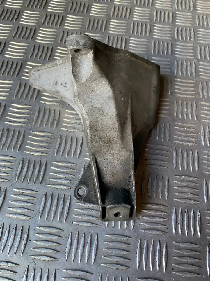 Audi A4 S4 B7 8E 8H (2004 - 2009) 8D0199308AG Кронштейн двигателя — фото 1