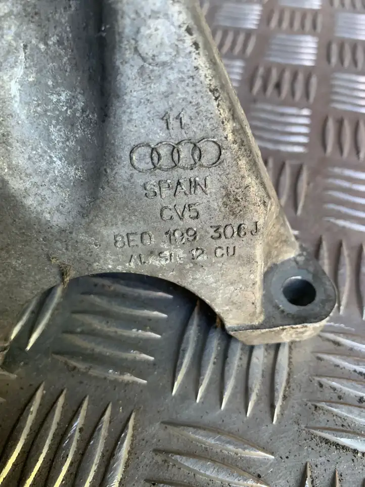 Audi A4 S4 B6 8E 8H (2000 - 2006) 8E0199308J Кронштейн двигателя — фото 4