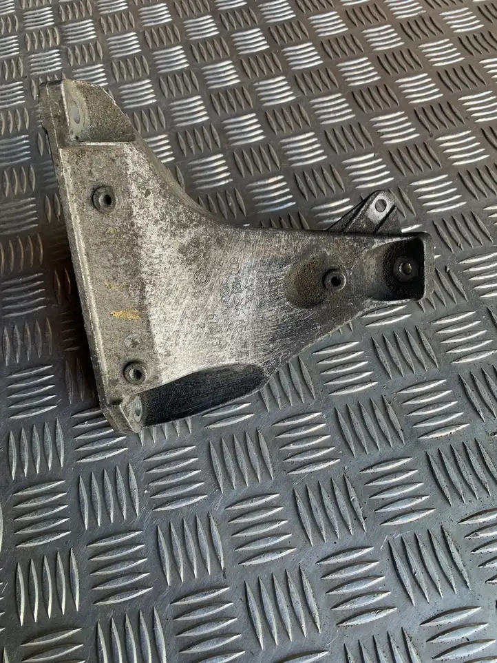 Audi A4 S4 B6 8E 8H (2000 - 2006) 8D0199308AG Кронштейн двигателя — фото 1