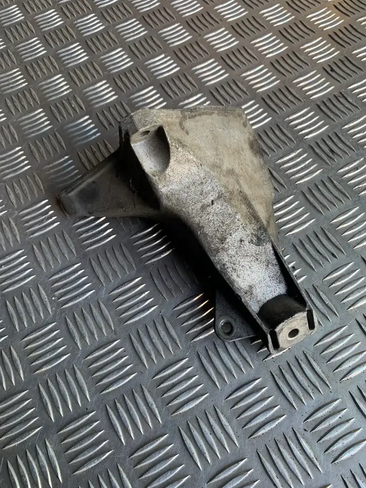 Audi A4 S4 B6 8E 8H (2000 - 2006) 8D0199308AG Кронштейн двигателя — фото 2