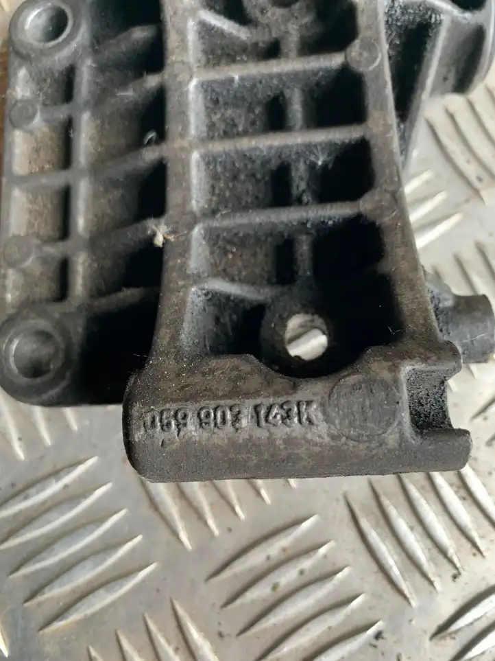 Audi A4 S4 B7 8E 8H (2004 - 2009) 059903143K Кронштейн генератора — фото 3