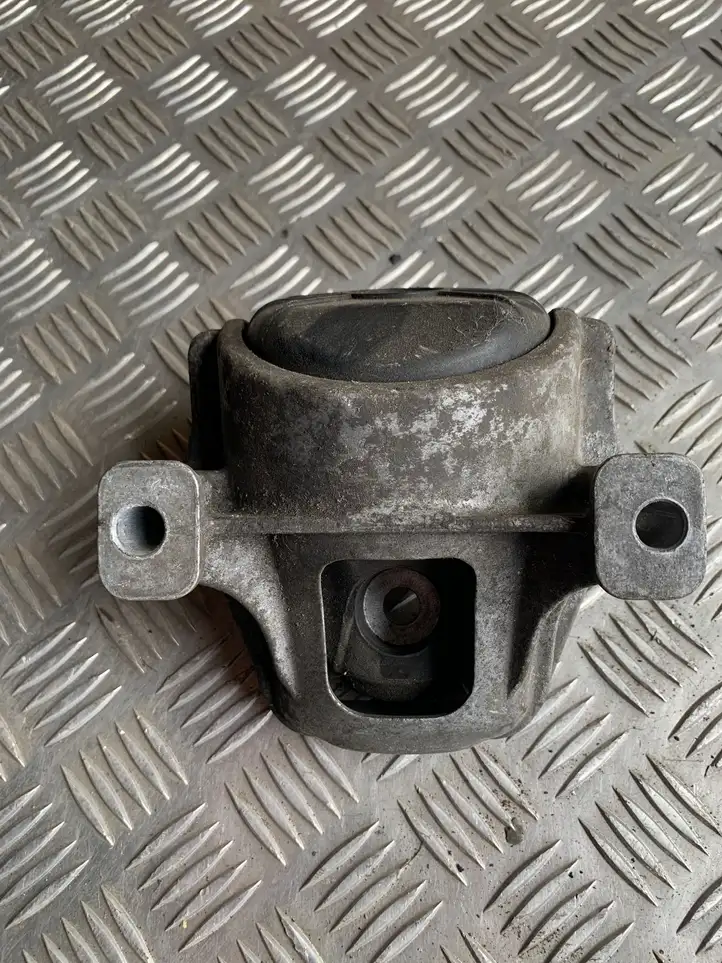 Audi A4 S4 B8 8K (2007 - 2011) 8K0199381 Опора двигателя — фото 2