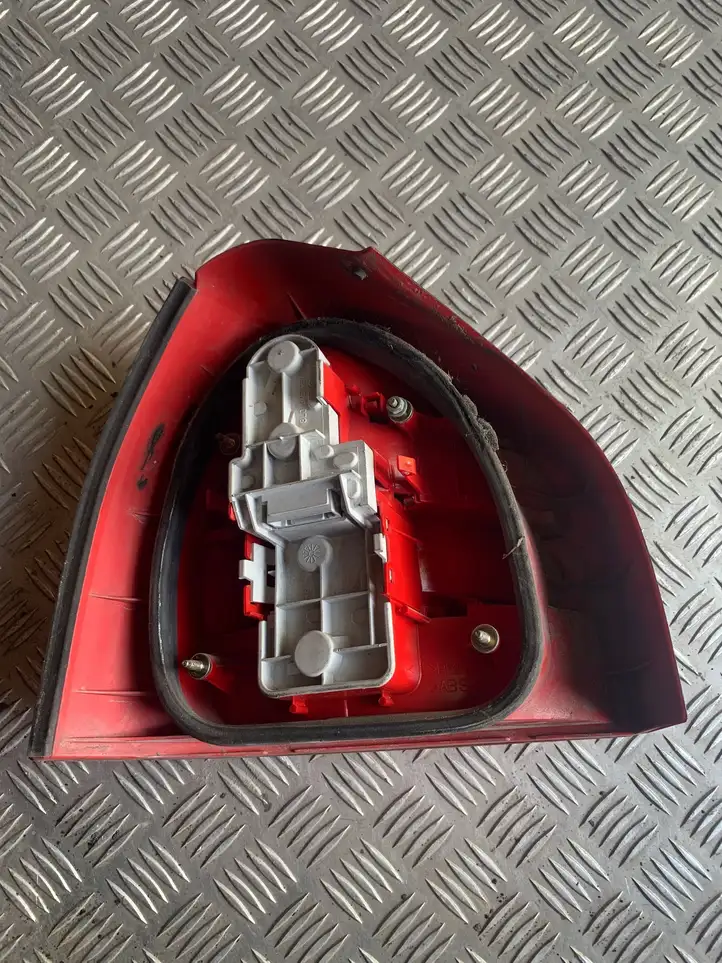 Audi A3/S3 8L (2000 - 2003) 8L0945096 Задний фонарь в кузове — фото 3
