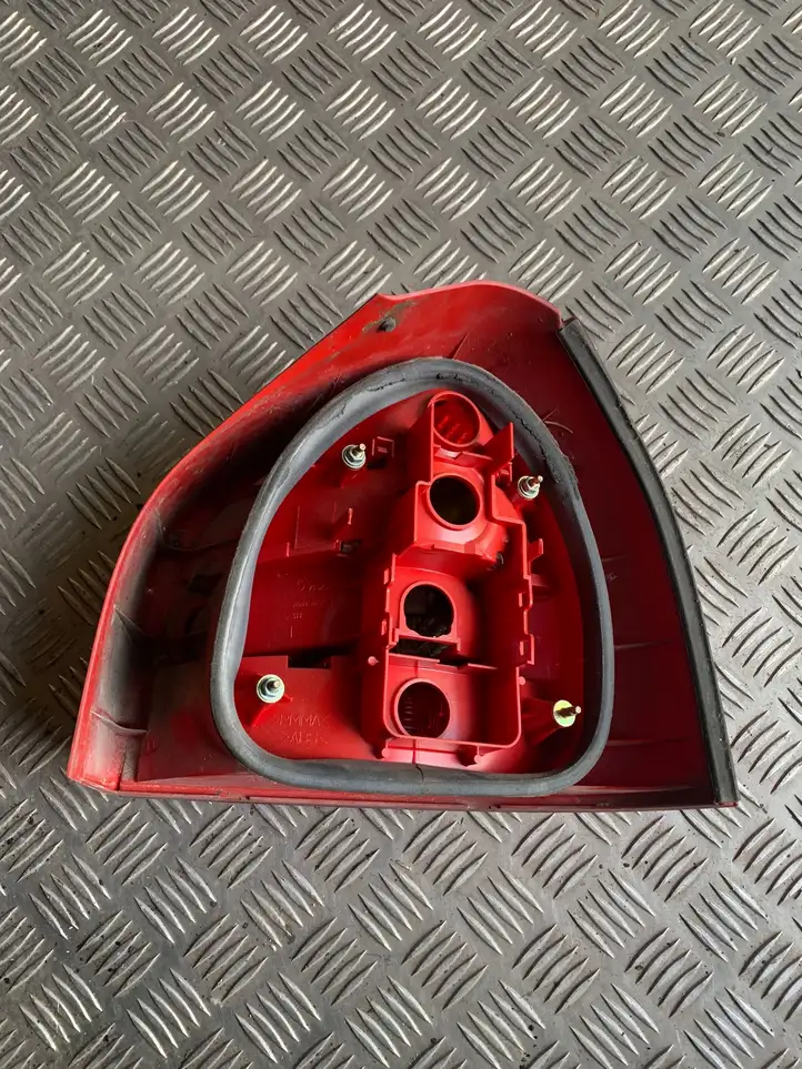 Audi A3/S3 8L (2000 - 2003) 8L0945095A Задний фонарь в кузове — фото 2