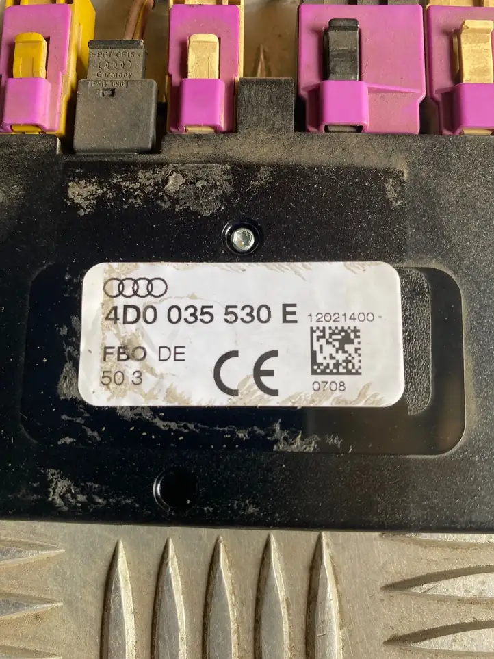 Audi A6 S6 C5 4B (2001 - 2004) 4D0035530E Усилитель антенны — фото 2