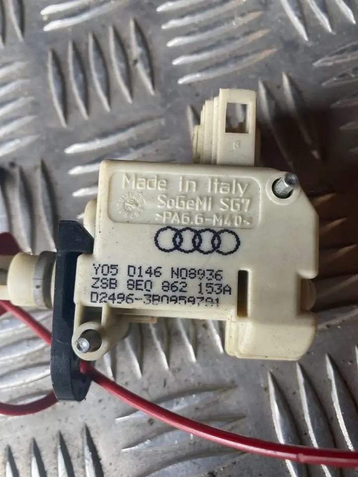 Audi A4 S4 B7 8E 8H (2004 - 2009) 8E0862153A Привод замка крышки топливного бака — фото 2