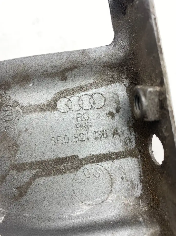 Audi A4 S4 B8 8K (2007 - 2011) 8E0821136A Крепление крыла — фото 2