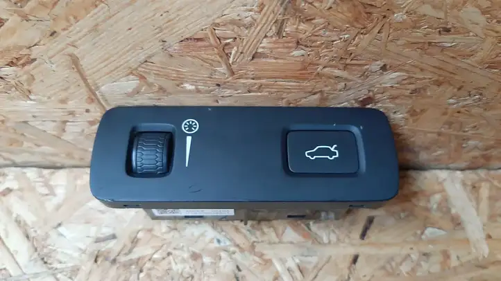 Volvo XC60 (2017 - ) P31443873 Кнопка закрытия крышки багажника — фото 1