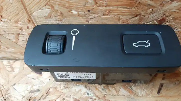 Volvo XC60 (2017 - ) P31443873 Кнопка закрытия крышки багажника — фото 6