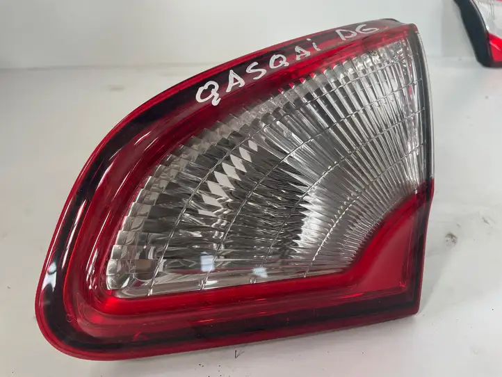 Nissan Qashqai (2010 - 2013) B26550BR01A Задний фонарь в крышке багажника — фото 1