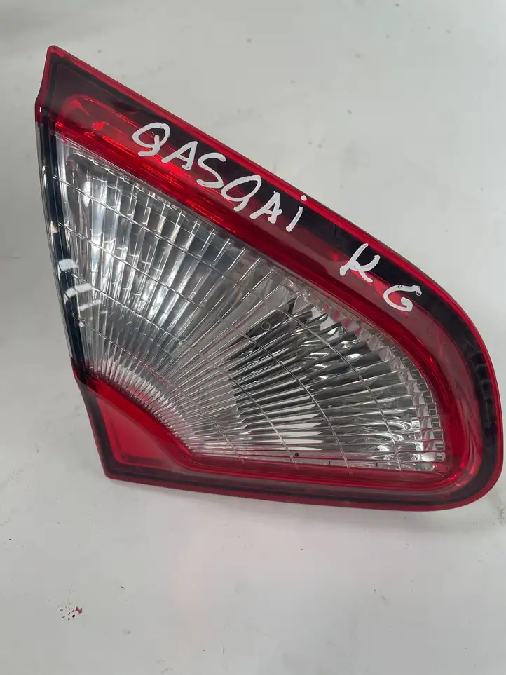 Nissan Qashqai (2010 - 2013) 89503189 Задний фонарь в крышке багажника — фото 1