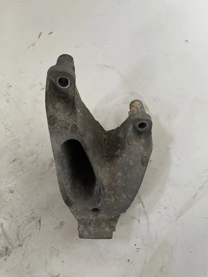Audi A4 S4 B8 8K (2007 - 2011) 8K0199307 Кронштейн двигателя — фото 1