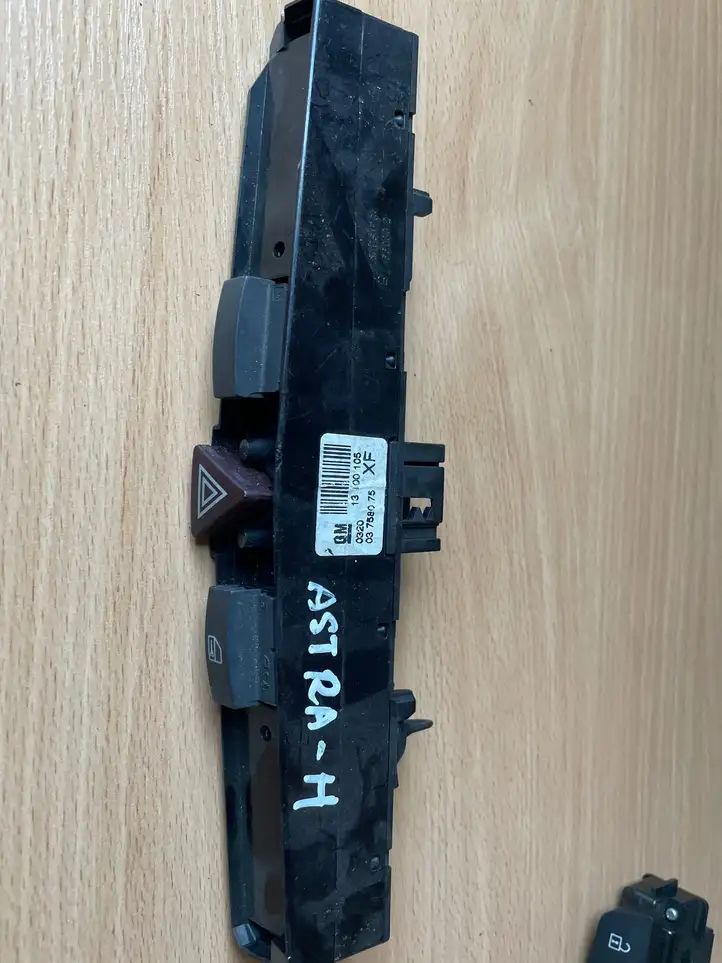 Opel Astra H (2004 - 2009) 94089480 Включатель аварийных фонарей — фото 1