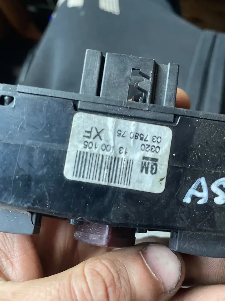Opel Astra H (2004 - 2009) 94089480 Включатель аварийных фонарей — фото 2