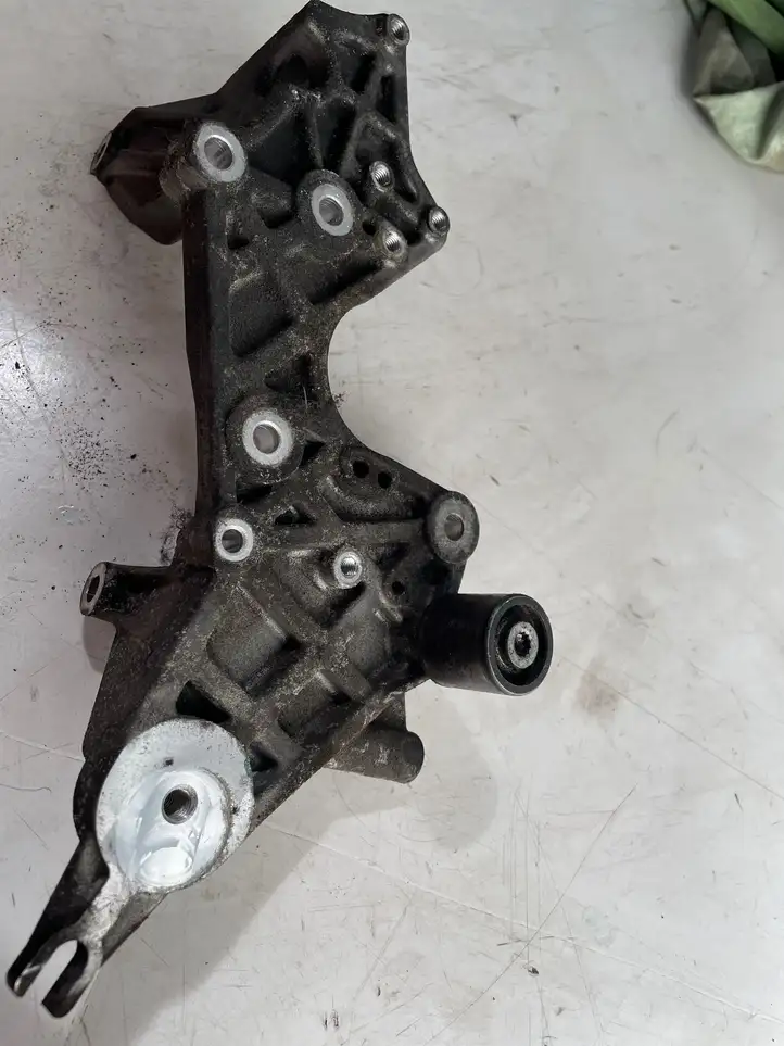 Audi A4 S4 B8 8K (2007 - 2011) 059130147N Кронштейн топливного насоса — фото 1