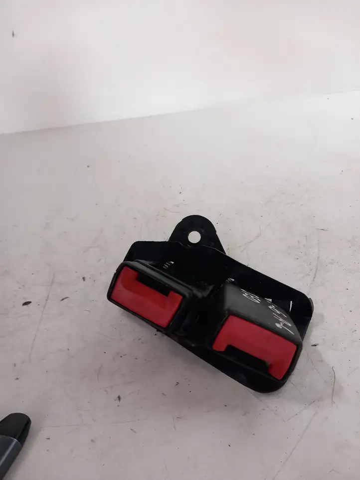 Audi A6 S6 C6 4F (2004 - 2008) Замок заднего ремня — фото 1