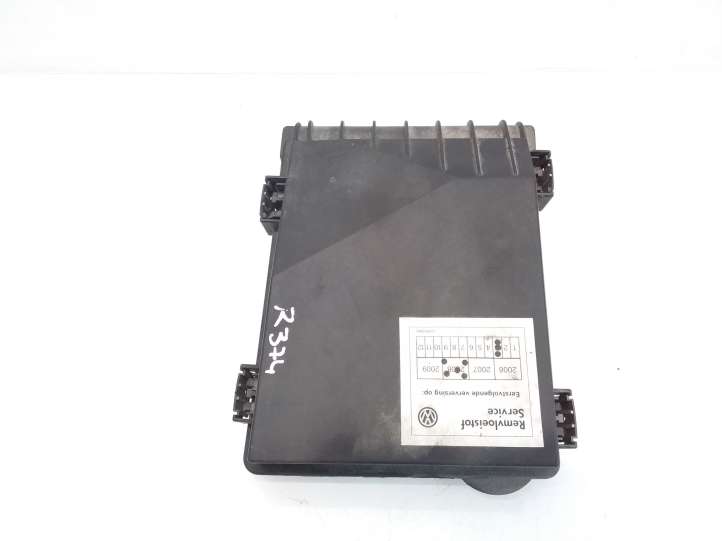 Volkswagen Golf V (2003 - 2009)  1K0937132D Крышка ящика предохранителей
