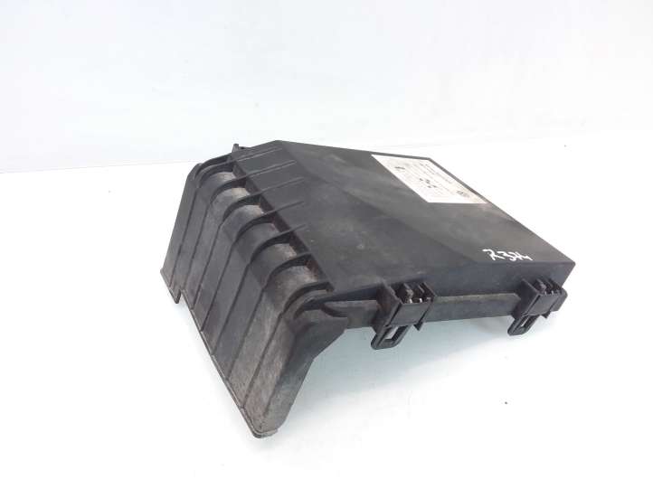 Volkswagen Golf V (2003 - 2009)  1K0937132D Крышка ящика предохранителей