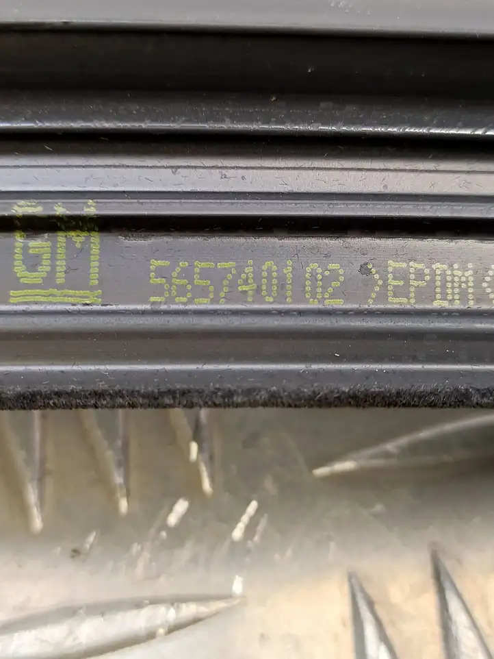 Opel Astra K (2015 - 2020) 565740102 Накладка стекла передней двери — фото 3