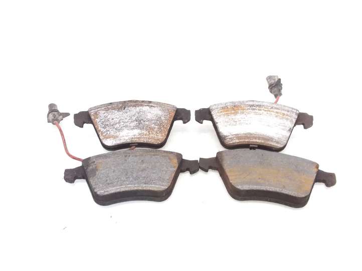 Audi A4 (2004 - 2009)   Тормозные колодки (передние)