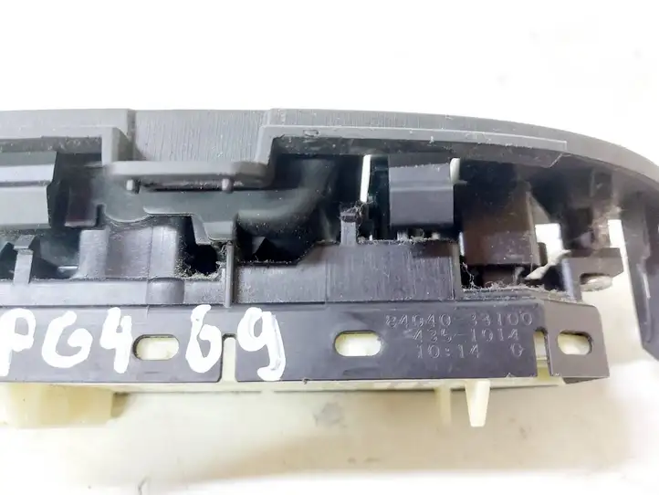 Toyota Prius (XW30) (2009 - 2015) 8404033100 Блок кнопок стеклоподъемников — фото 2