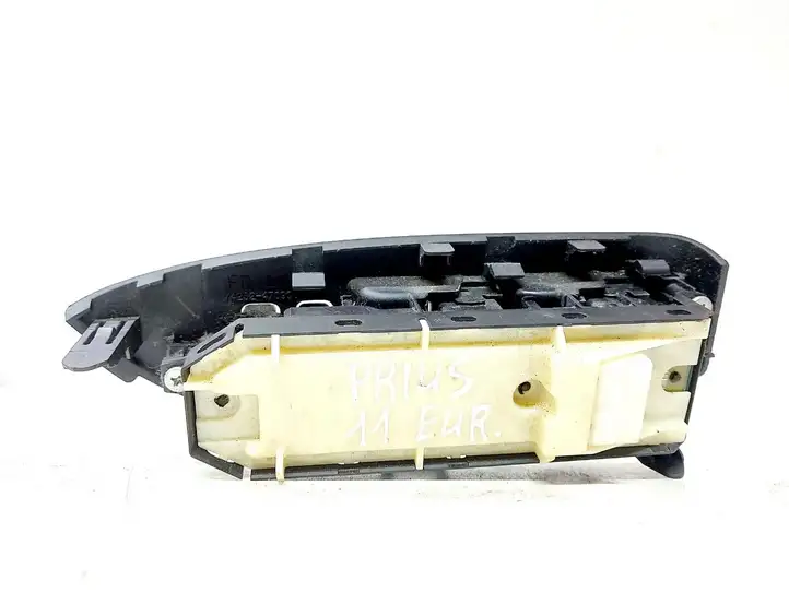 Toyota Prius (XW30) (2009 - 2015) 8404033100 Блок кнопок стеклоподъемников — фото 6
