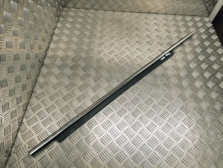 Audi A4 S4 B8 8K (2007 - 2011) 8K0853284G Накладка стекла передней двери — фото 1