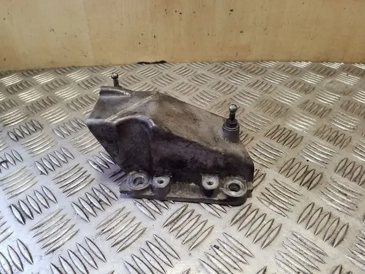 Suzuki Grand Vitara (2008 - 2012)   Другая деталь отсека двигателя