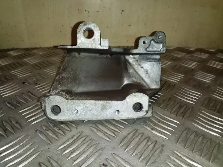 Suzuki Grand Vitara (2008 - 2012)   Другая деталь отсека двигателя