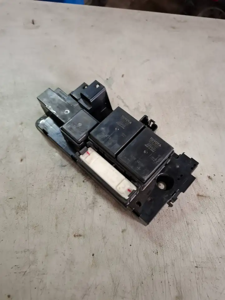 Toyota Auris E180 (2012 - 2018) 63583507 Блок монтирования реле — фото 1