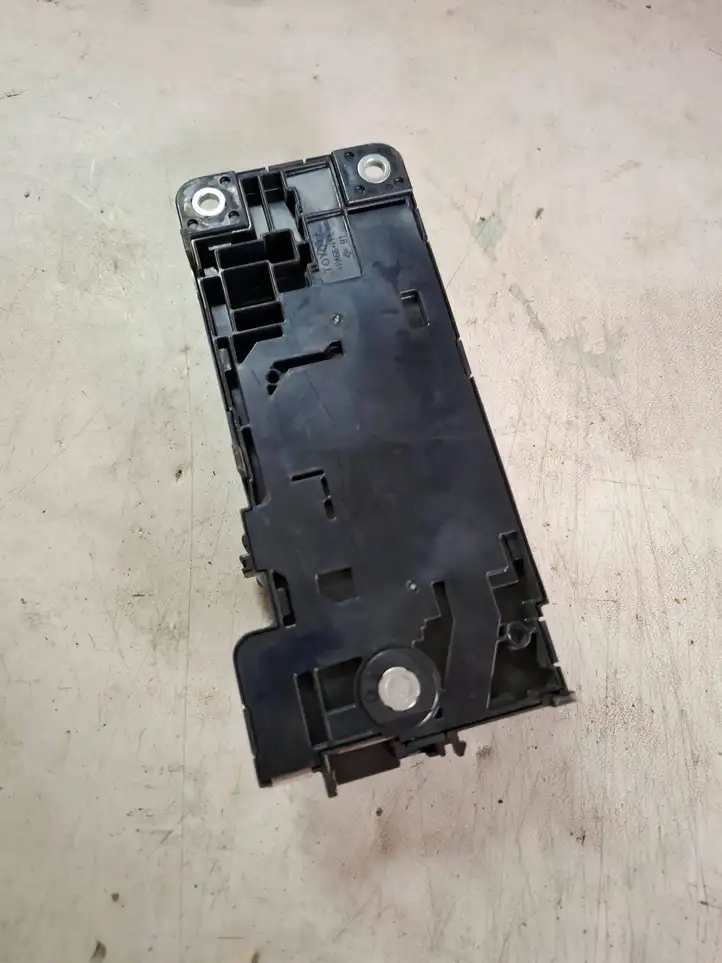 Toyota Auris E180 (2012 - 2018) 63583507 Блок монтирования реле — фото 3