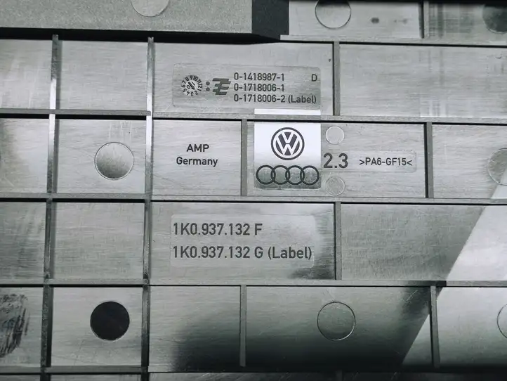 Volkswagen Golf VI (2009 - 2013) 1K0937132F Крышка ящика предохранителей — фото 3