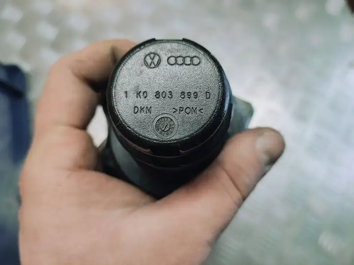 Volkswagen Golf VI (2009 - 2013) 1K0803899D Болт крепления запасного колеса — фото 3