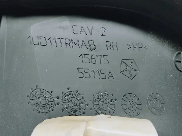 Jeep Cherokee (2013 - 2017) 1UD11TRMAB Комплект обшивки крышки багажника — фото 4