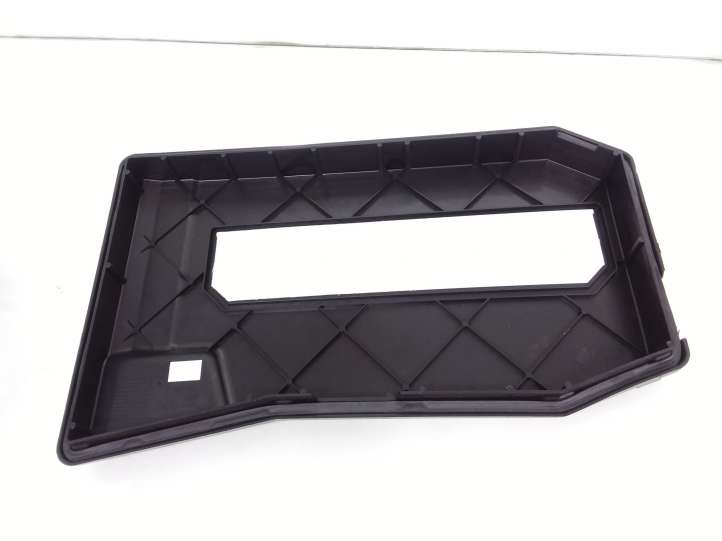 Volkswagen Touareg I (2002 - 2010)  7L0864643B Крышка ящика аккумулятора