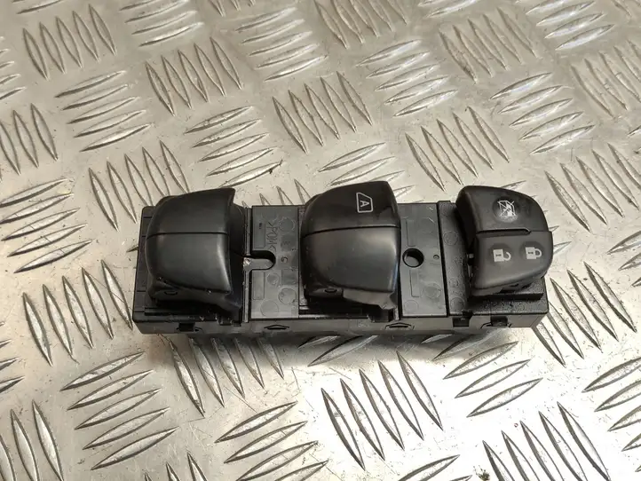 Nissan Pulsar (2014 - 2018) 15806S0 Блок кнопок стеклоподъемников — фото 1