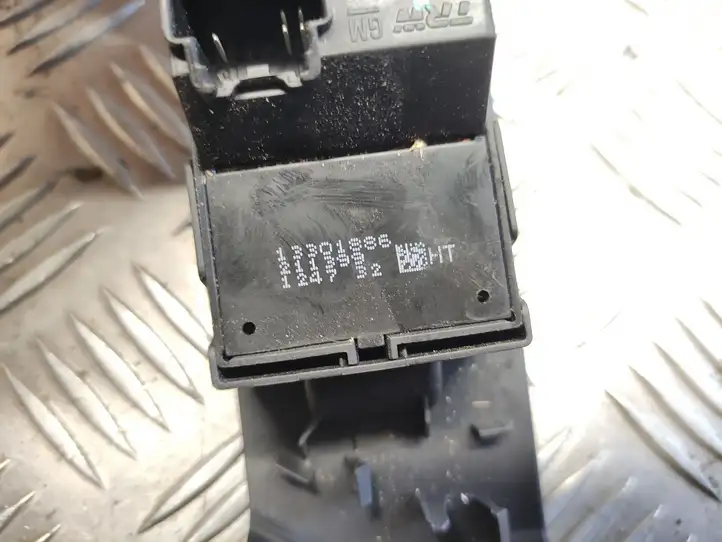 Opel Astra J (2009 - 2012) 13301886 Блок кнопок стеклоподъемников — фото 2